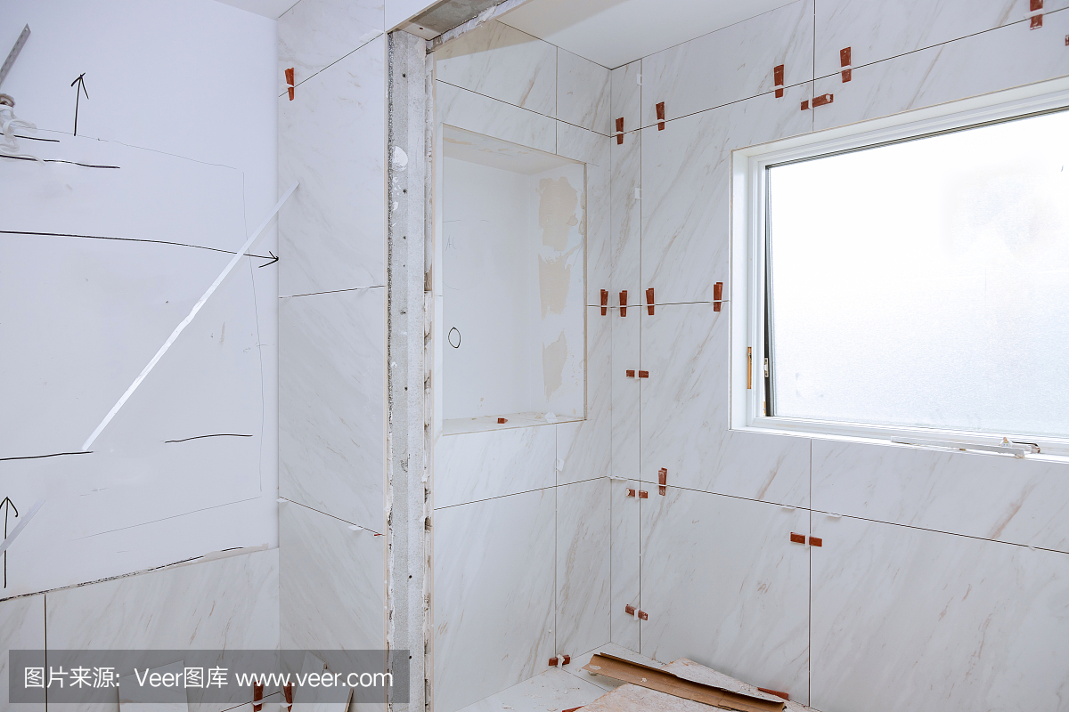 浴室瓷磚鋪磚前先鋪濕砂漿。